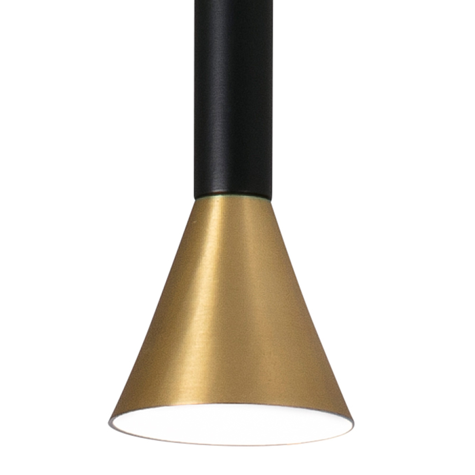 Cilindro nero sopra una lampada conica dorata con interno bianco.