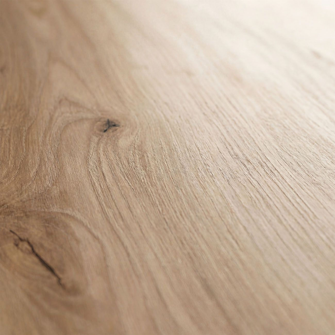 Primer plano de una superficie de madera con veta y nudo.