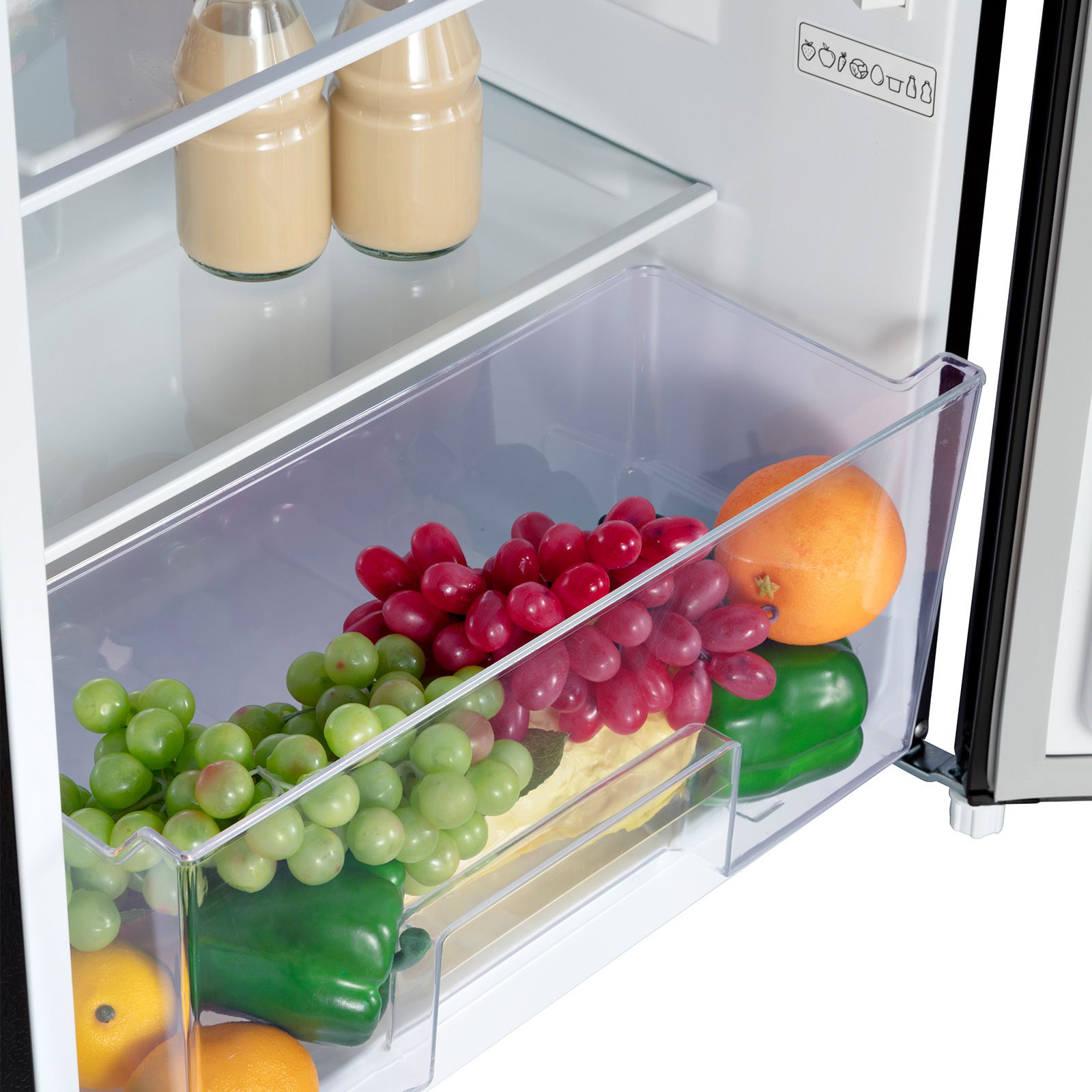 Kühlschrank mit zwei Flaschen, Obst und Gemüse in einer Schublade.