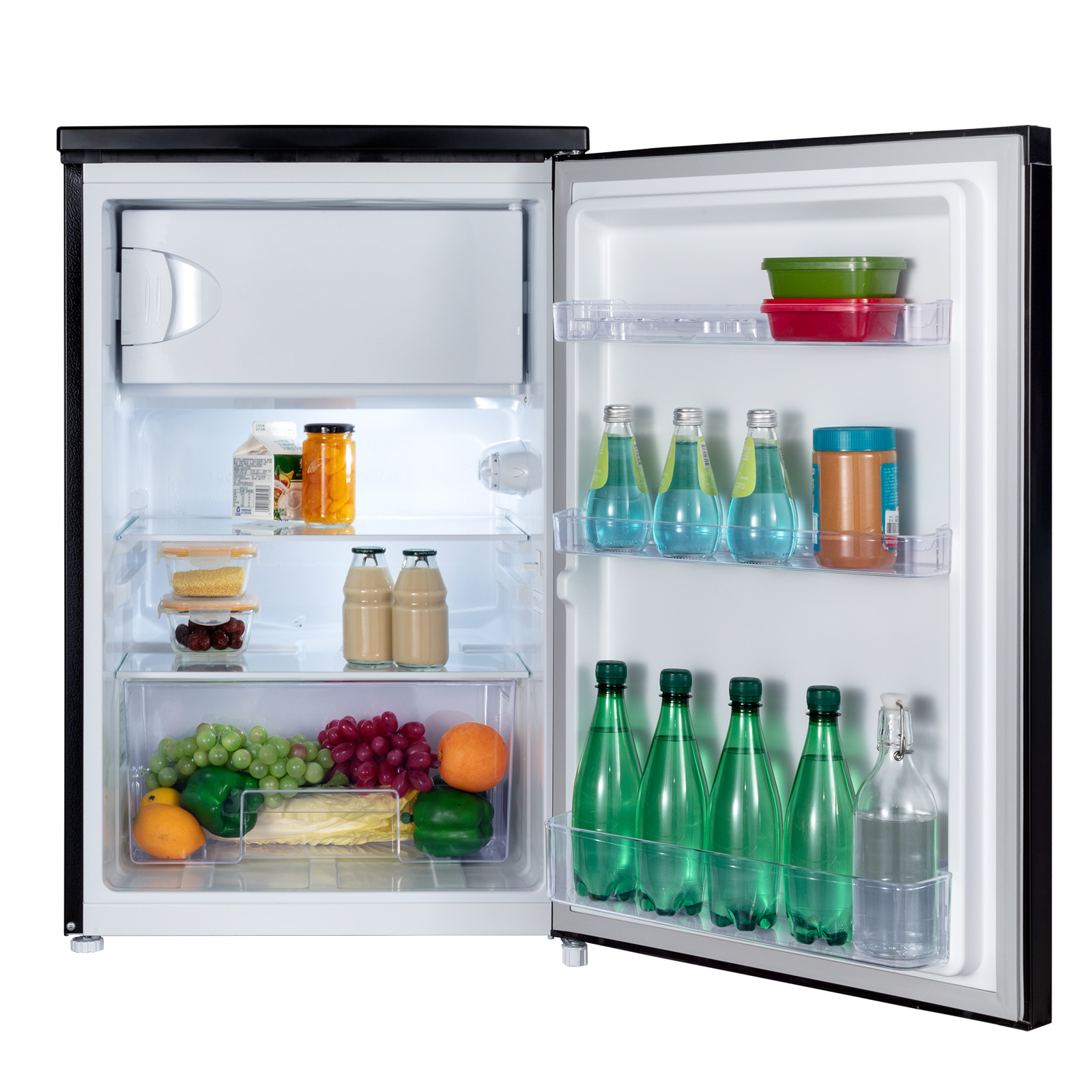 Ein offener Kühlschrank mit Lebensmitteln: Flaschen, Obst, Gemüse und Behälter.
