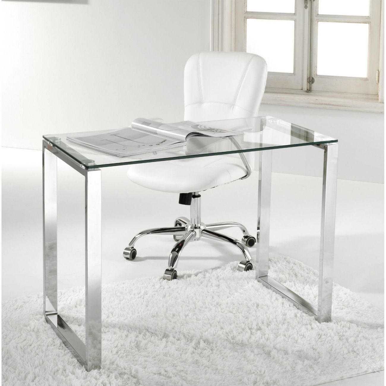 Una silla de oficina blanca está detrás de un escritorio de cristal con marco metálico sobre una alfombra.