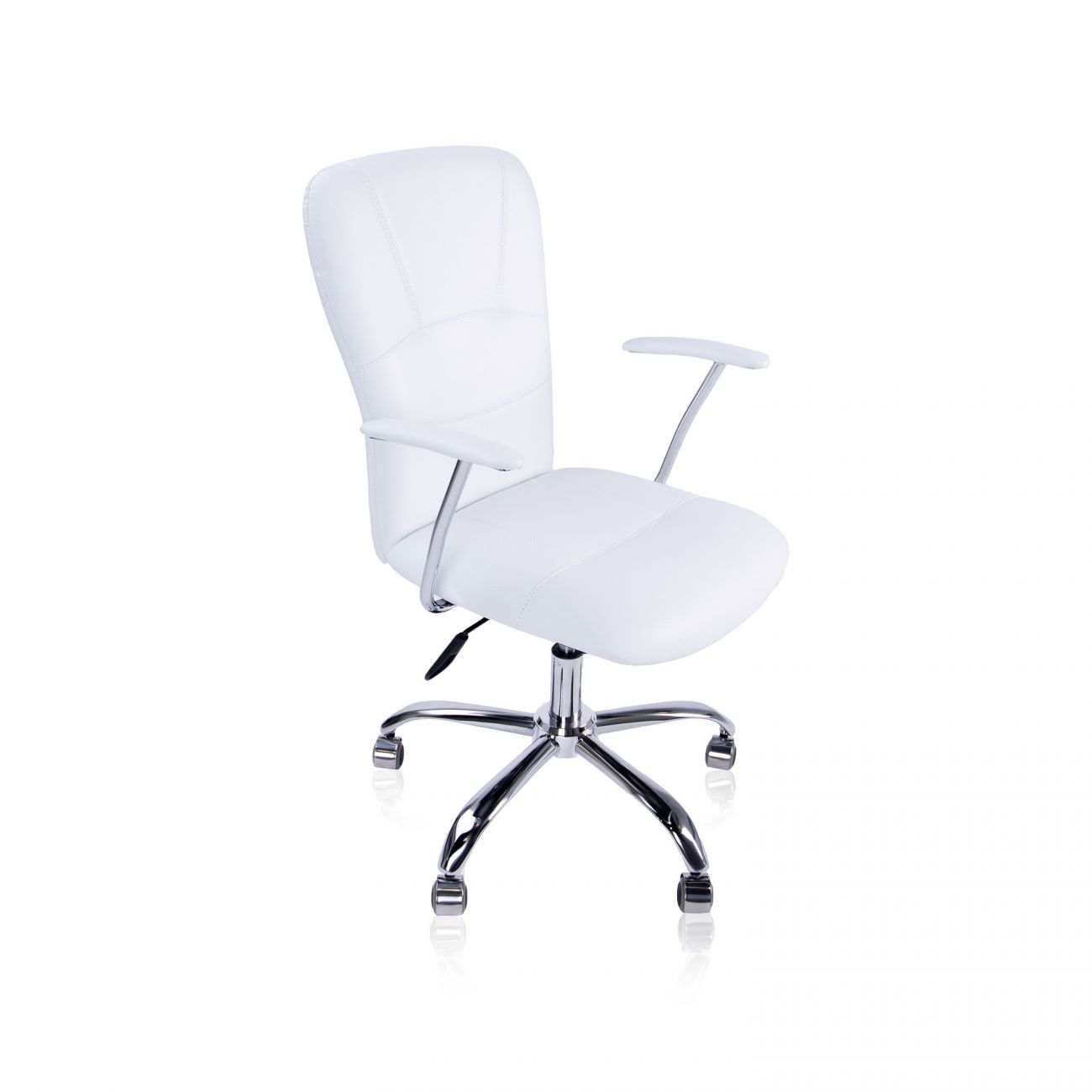 Una silla de oficina blanca de cuero con base y ruedas cromadas.