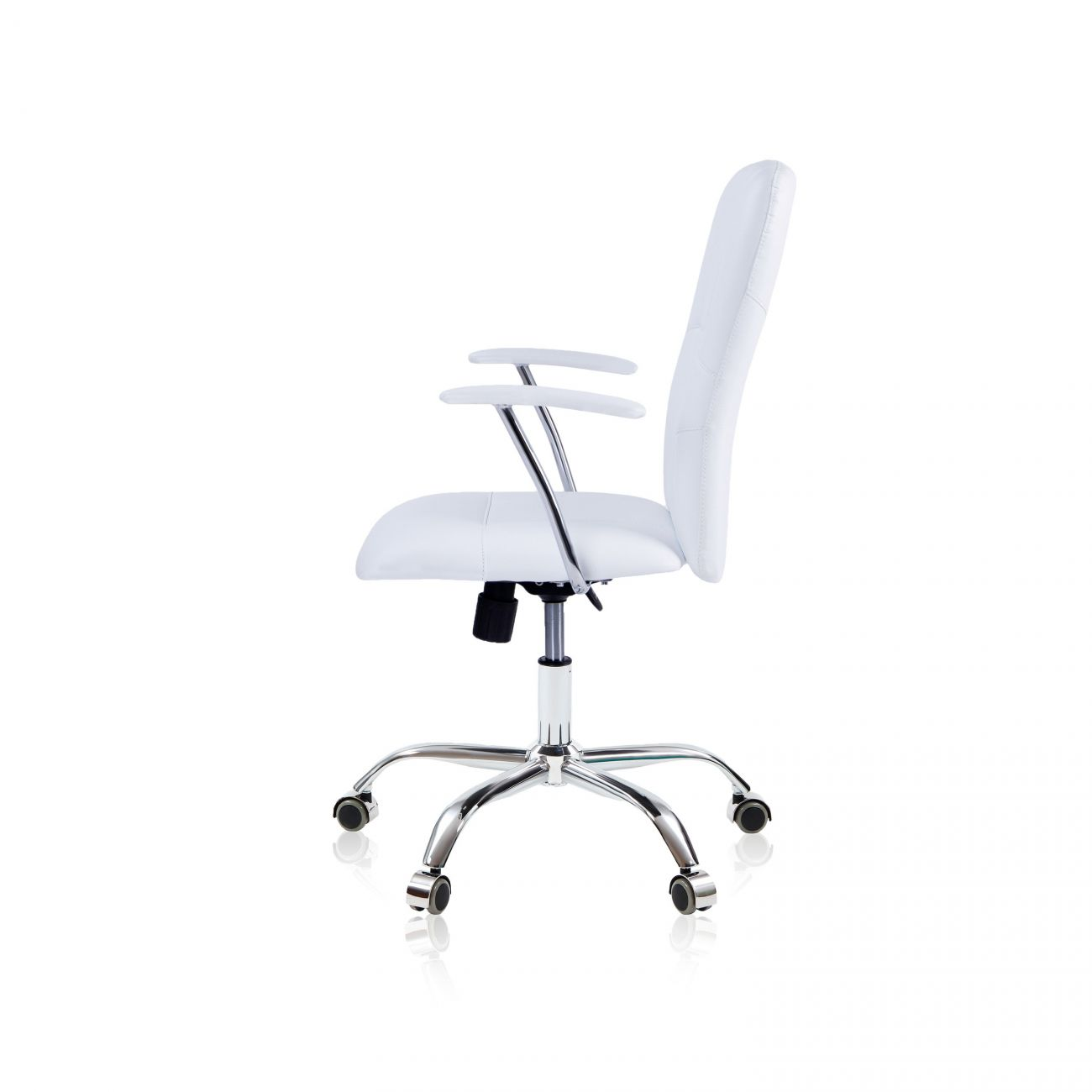 Silla de oficina blanca con base y ruedas cromadas.