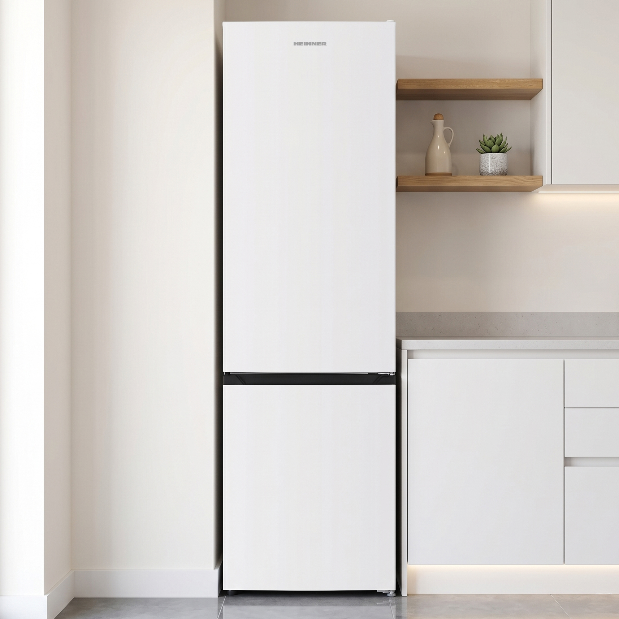 Een witte koelkast met vriesvak in een moderne keuken.