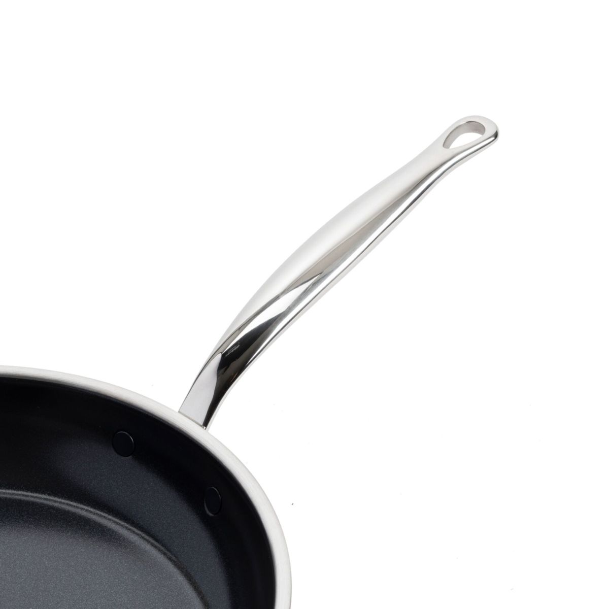 Silberner Pfannengriff mit Aufhängeloch, Nahaufnahme.