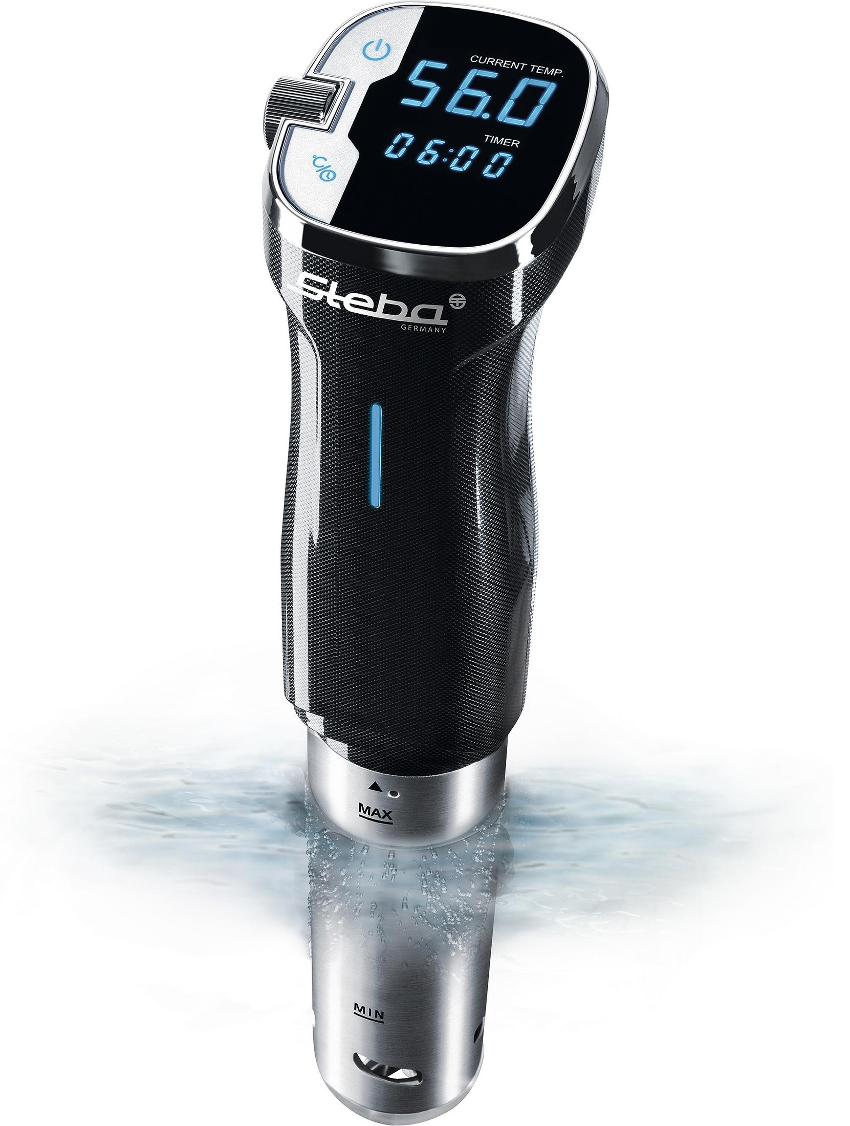Ein Sous-vide-Garer mit schwarzem Muster, der in Wasser ragt, zeigt 56,0 Grad und 06:00.
