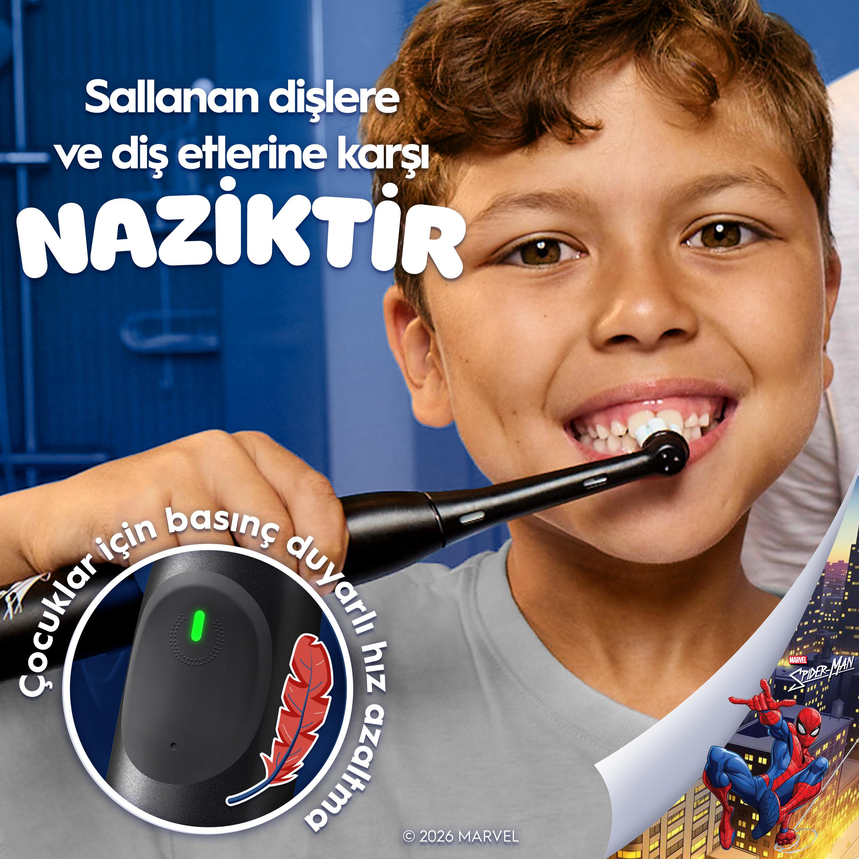 Bir çocuk, arkada Spiderman ile elektrikli diş fırçası kullanıyor.