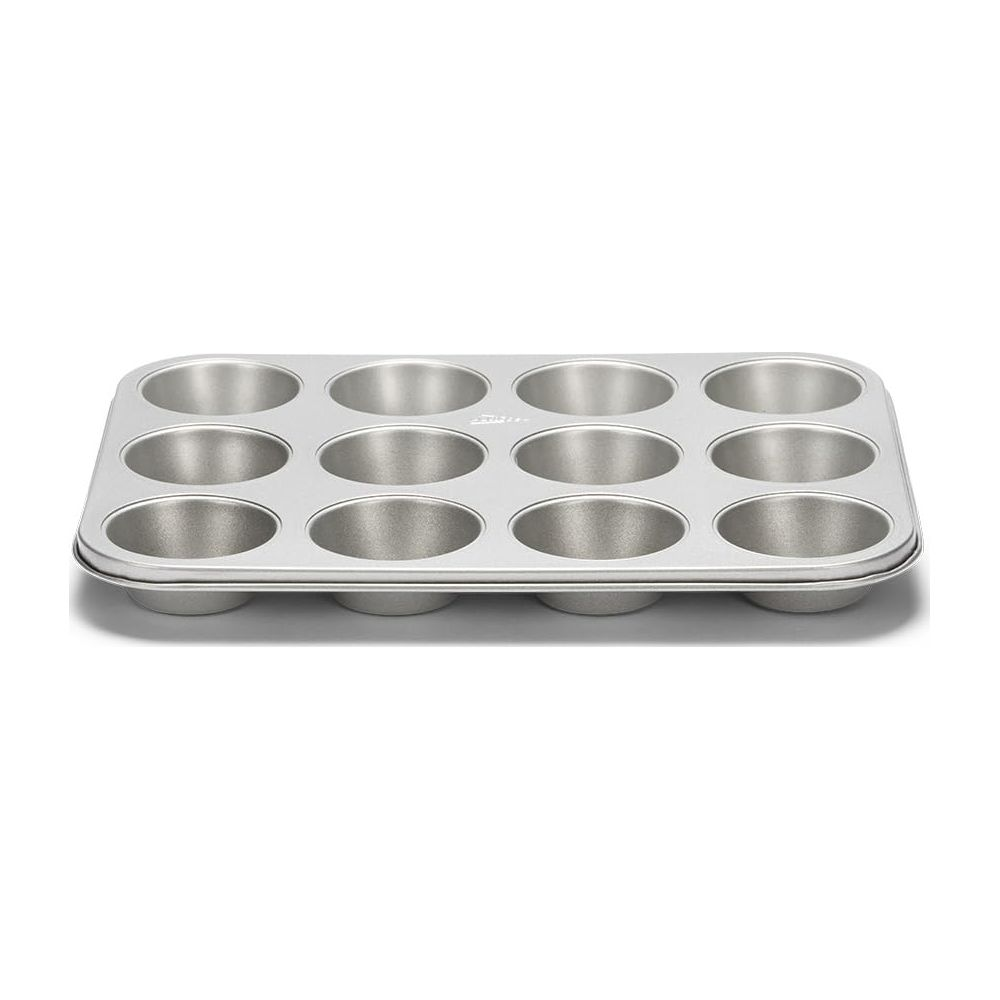 Srebrna forma do muffin z 12 wgłębieniami na białym tle.