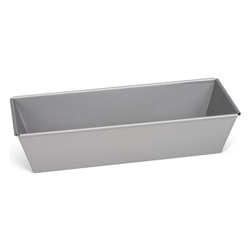 Srebrna metalowa forma do pieczenia chleba jest pokazana na białym tle. Jest pusta i czysta.