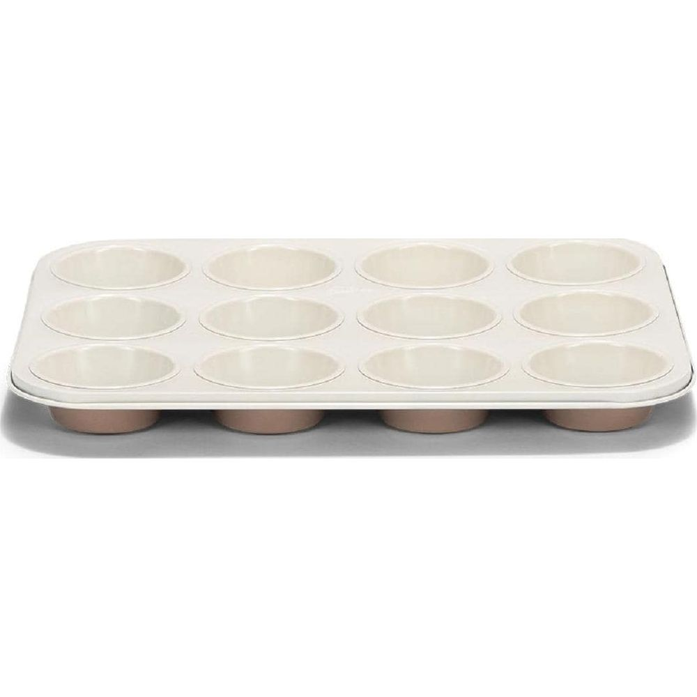 Kremowa forma do muffinek z 12 wgłębieniami i brązowymi bokami.