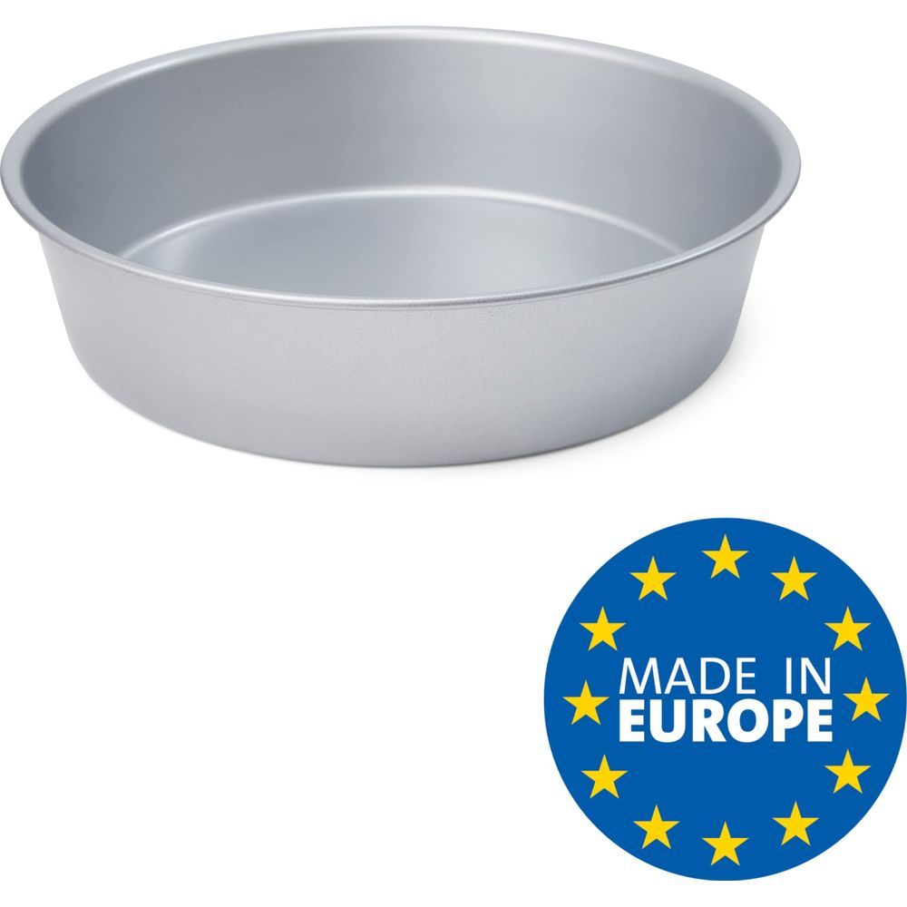 Okrągła, srebrna forma do ciasta z niebieskim okrągłym logo „Made in Europe”.