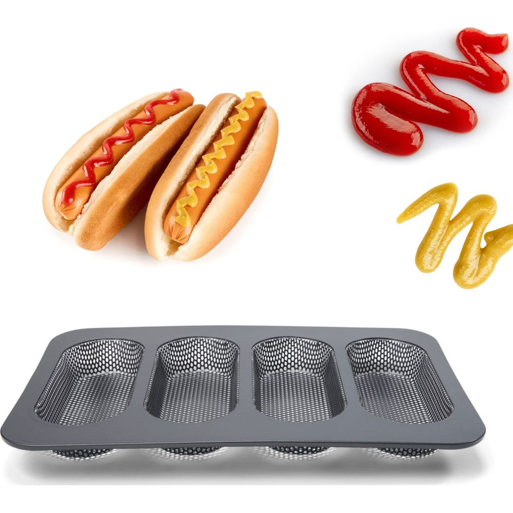 Dwa hot dogi z ketchupem i musztardą obok formy do pieczenia hot dogów.