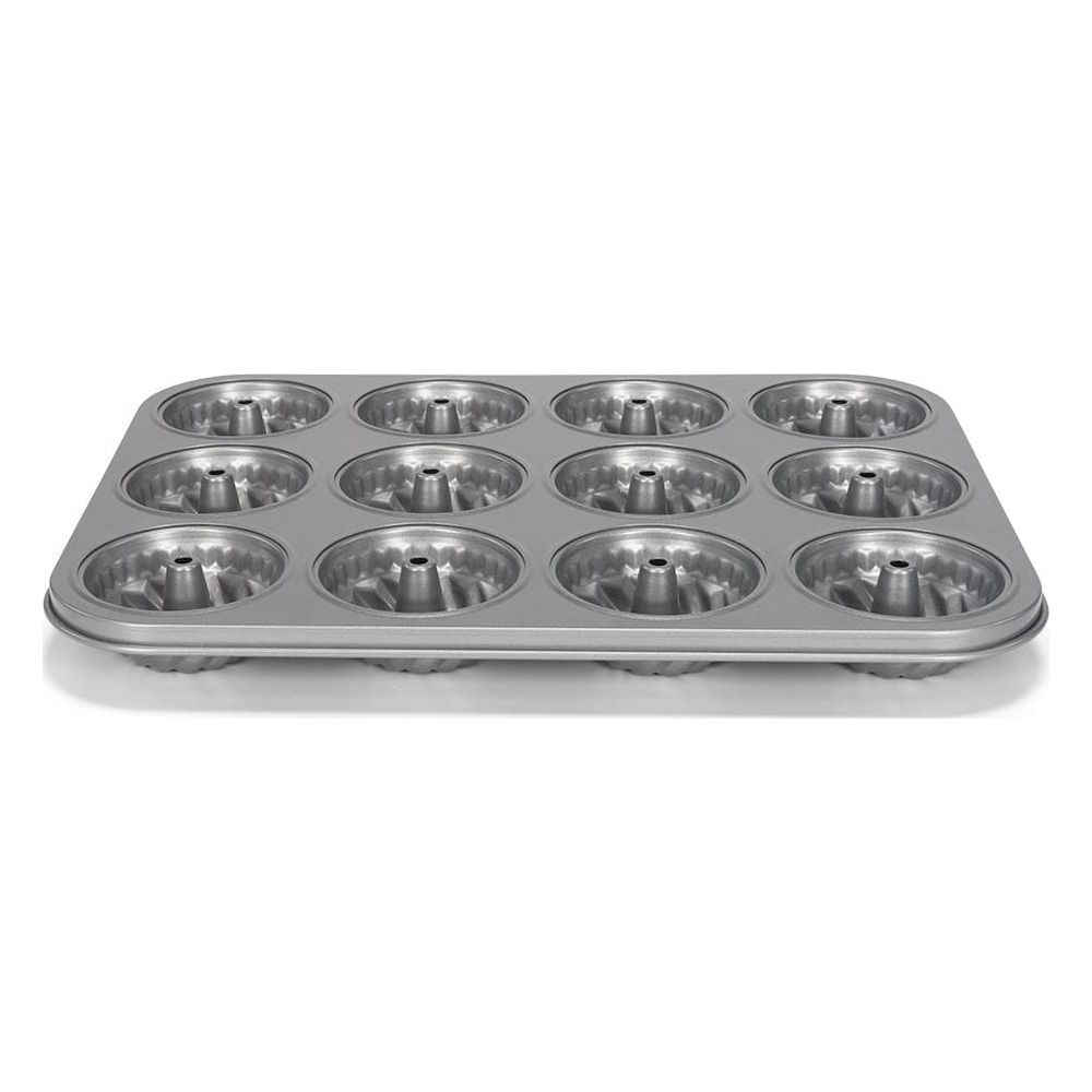 Szara metalowa forma do 12 babek na białym tle.