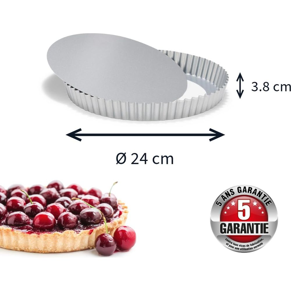 Tarta z wiśniami i pusta karbowana forma do tarty z wymiarami.