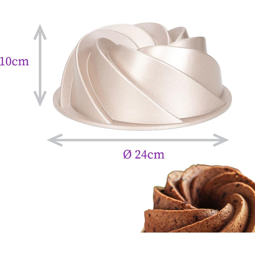 Złota forma do babki, średnica 24cm, wysokość 10cm, z upieczonym ciastem.