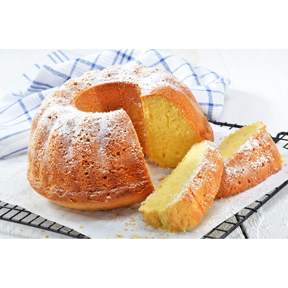 Ciasto babkowe posypane cukrem pudrem, z dwoma kawałkami na kratce.
