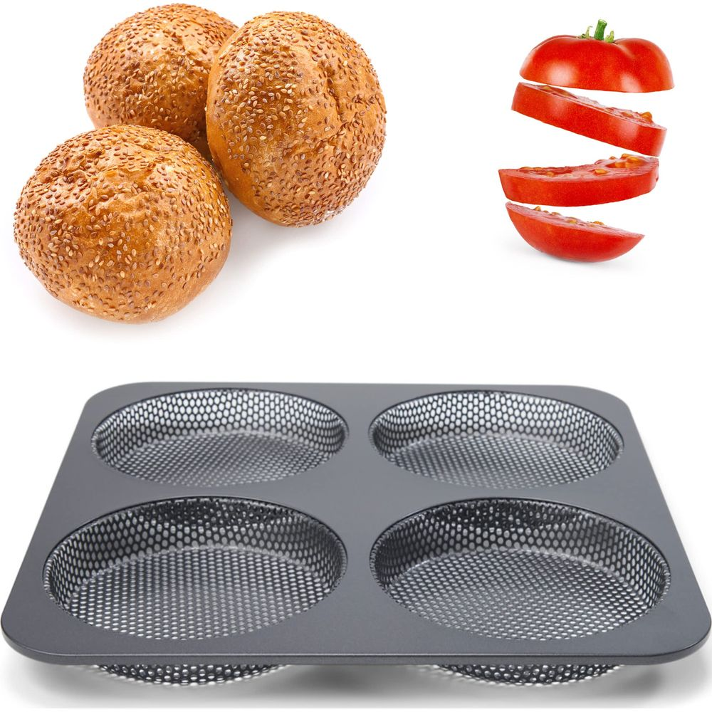 Trzy bułki z sezamem i pokrojony pomidor nad ciemnoszarym blaszkiem do muffin z czterema okrągłymi wgłębieniami.
