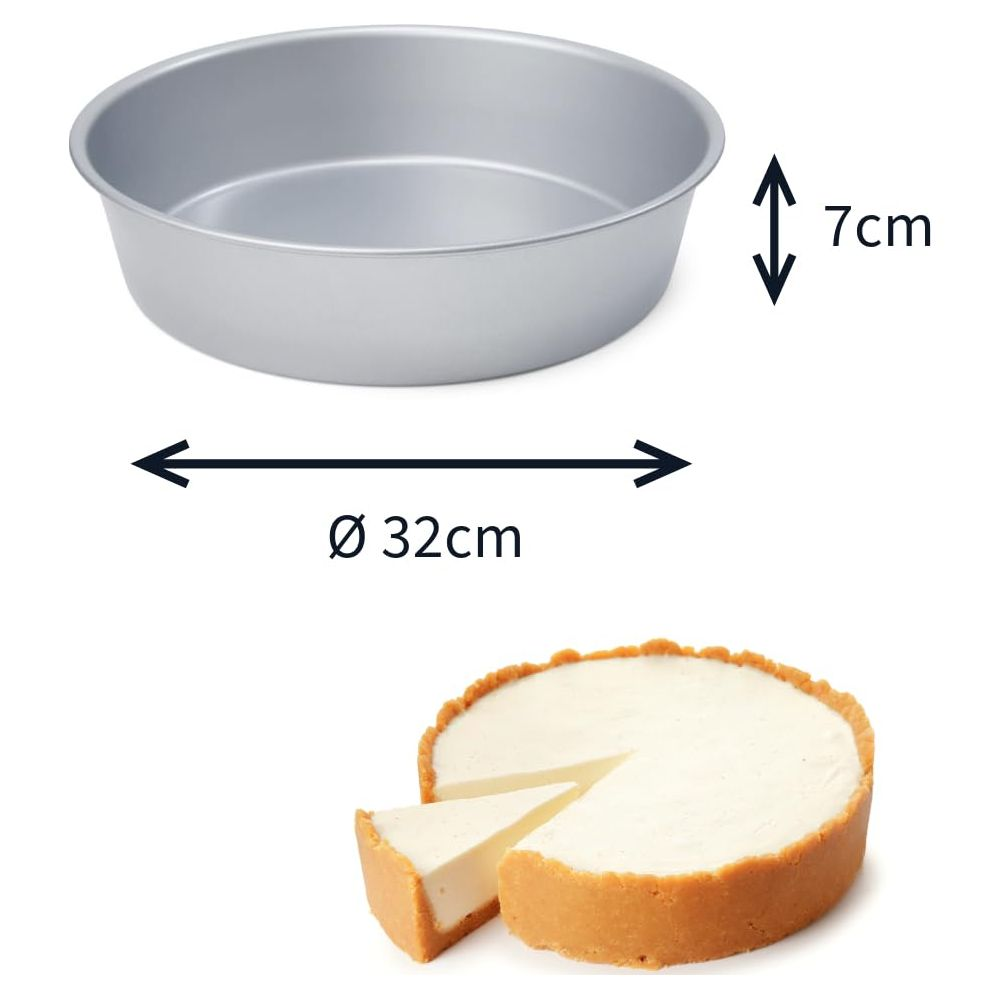 Okrągła forma do ciasta, szeroka na 32cm, wysoka na 7cm, z gotowym ciastem.