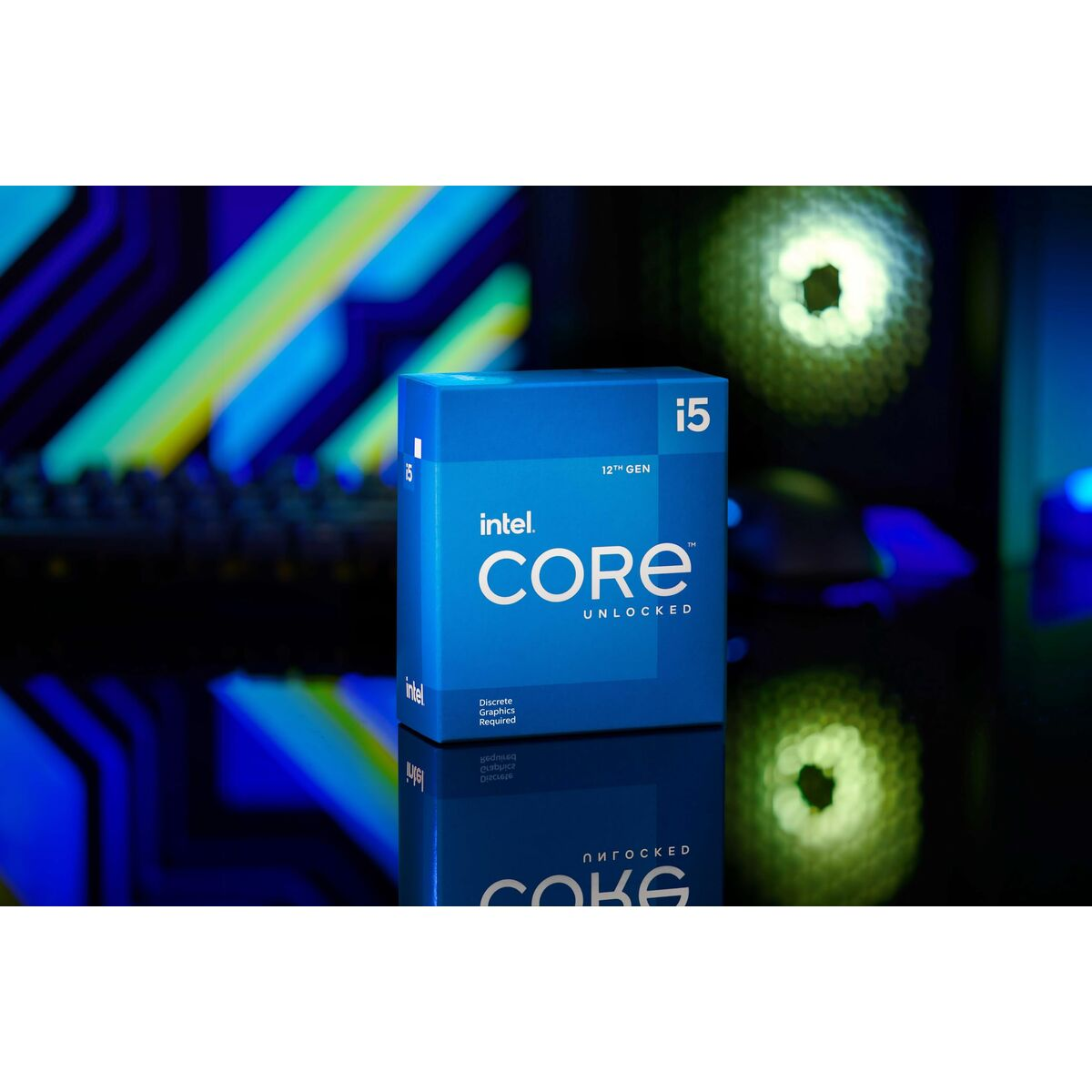 Scatola Intel Core i5 12a Gen con sfondo astratto blu e verde.