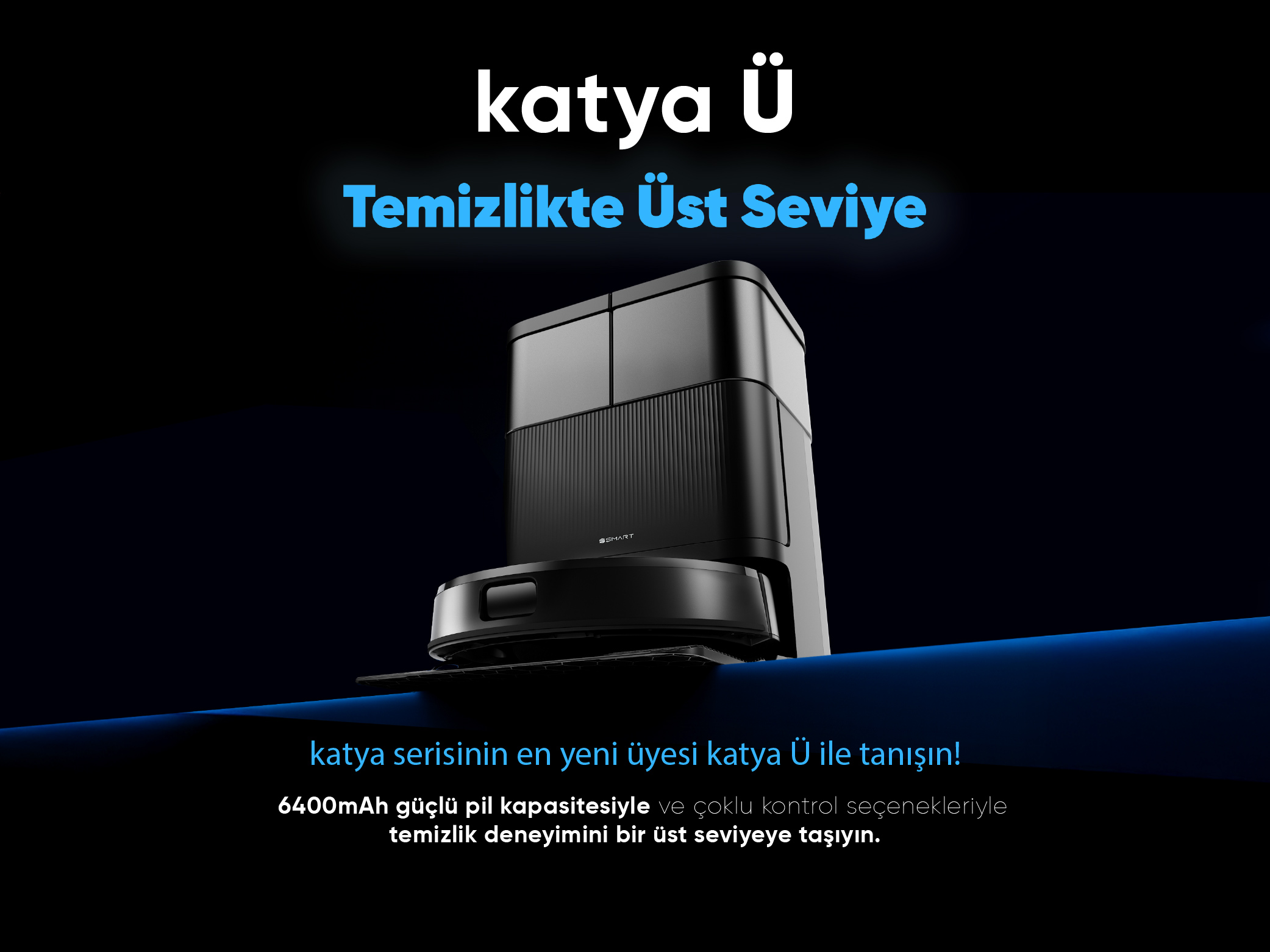 Koyu arka plan üzerinde şarj istasyonlu siyah robot süpürge.
