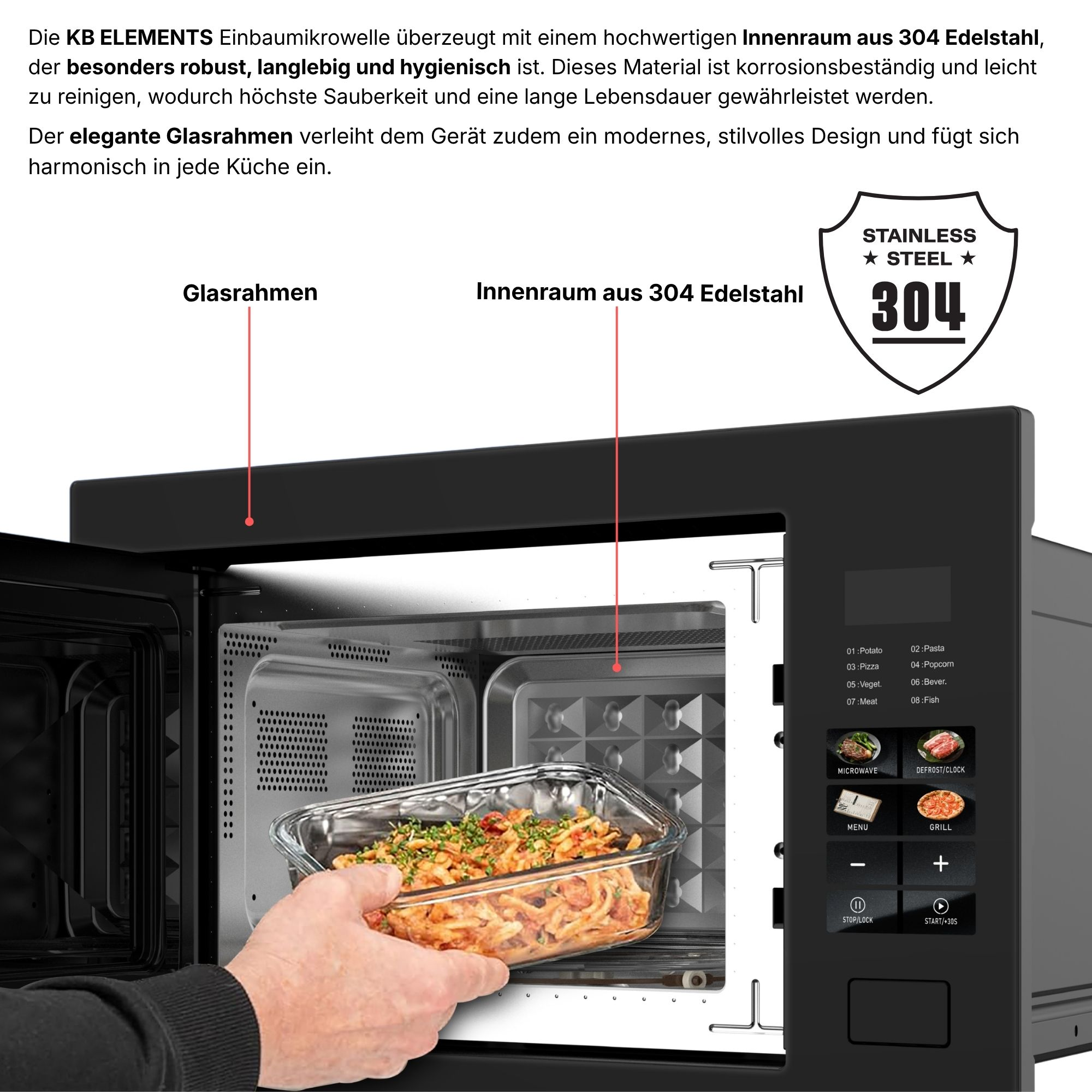 Eine Hand legt eine Glasschale mit Essen in eine offene Mikrowelle mit Edelstahl-Innenraum.