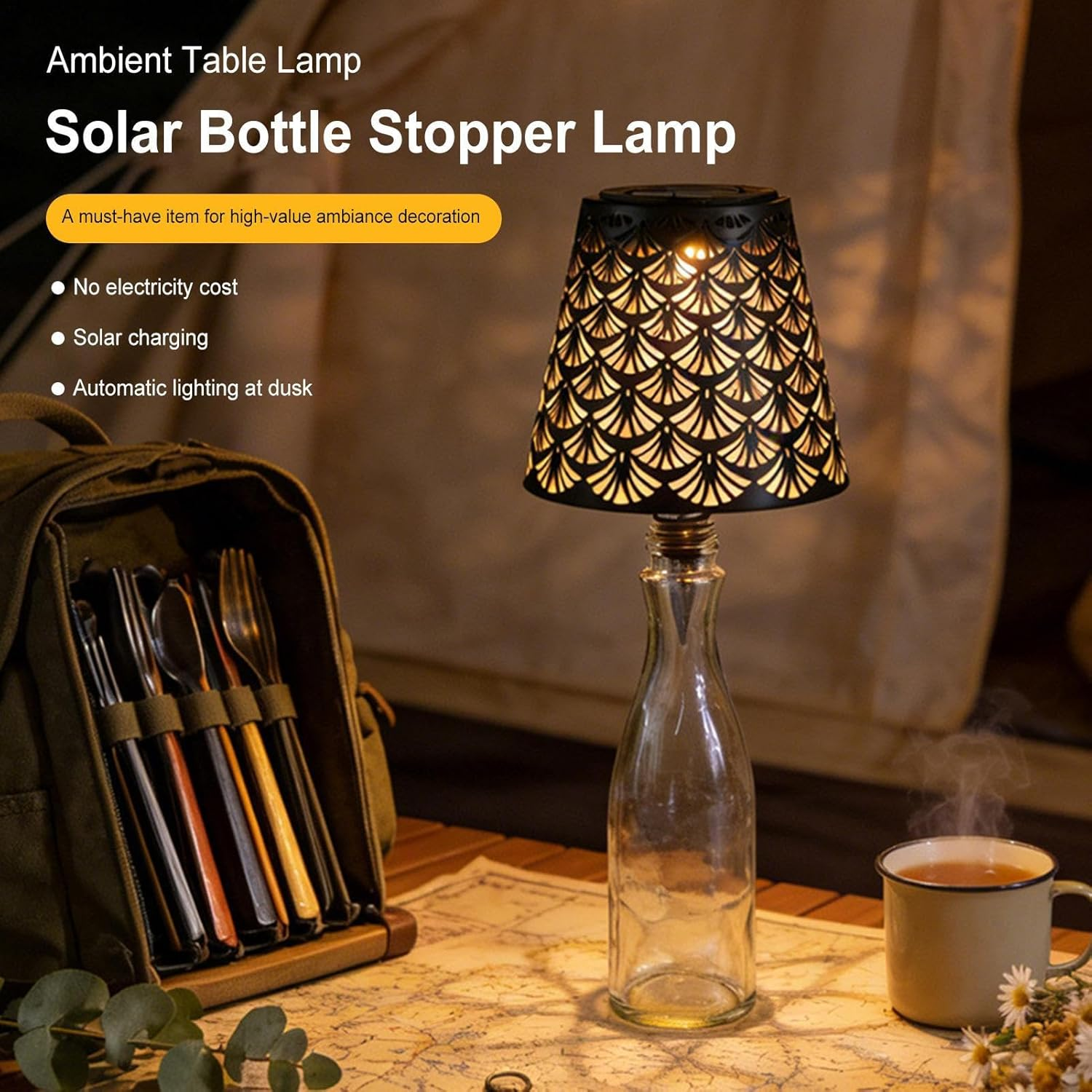 Solarflaschenlampen-Tischlampe mit verschlungenem Muster, daneben ein Besteckbeutel und eine Tasse Tee.