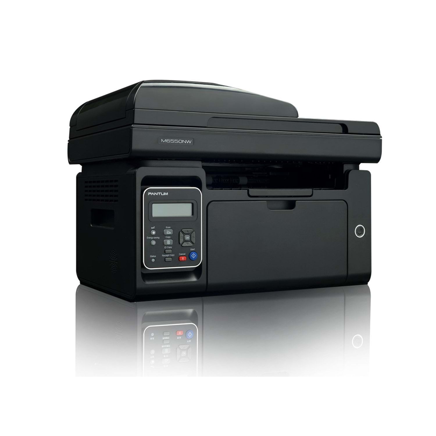 Una stampante Pantum M6550NW nera con scanner e copiatrice poggia su una superficie riflettente.