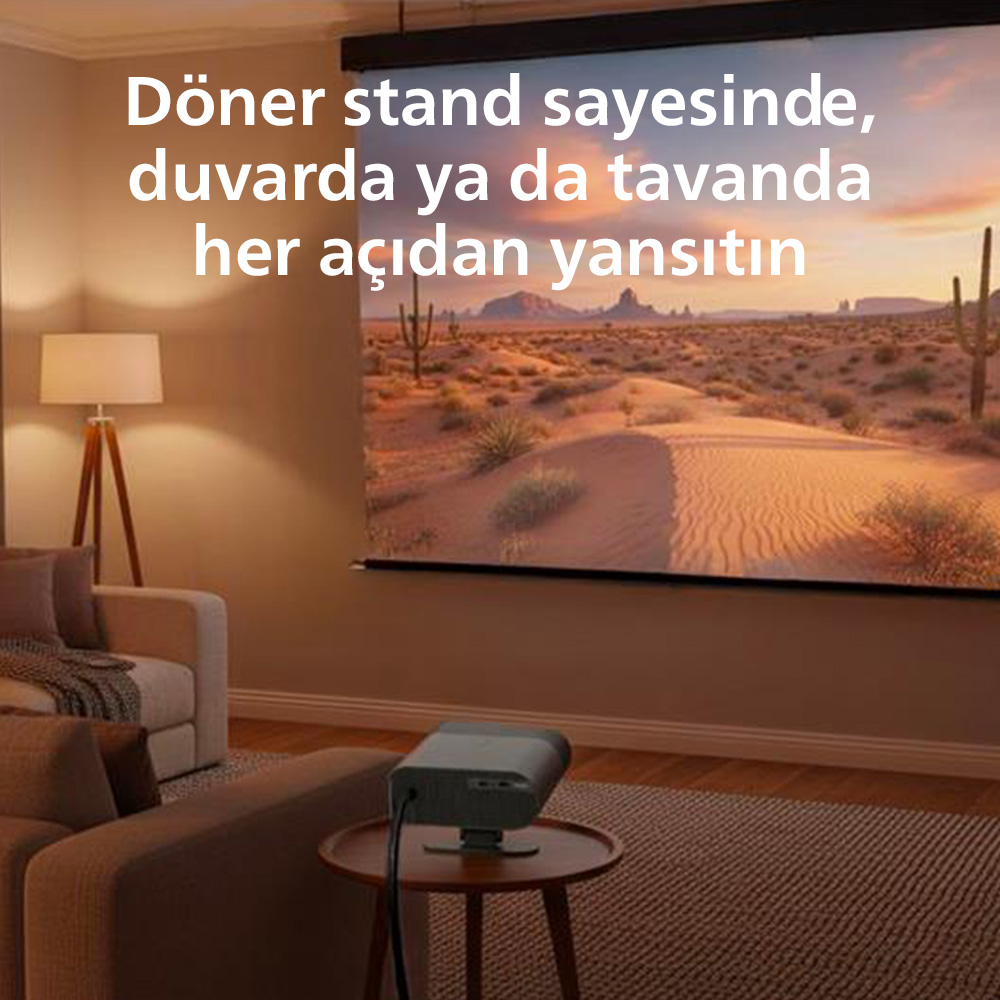 Ein Projektor zeigt eine Wüstenlandschaft auf einer Leinwand in einem Wohnzimmer mit Sofas.