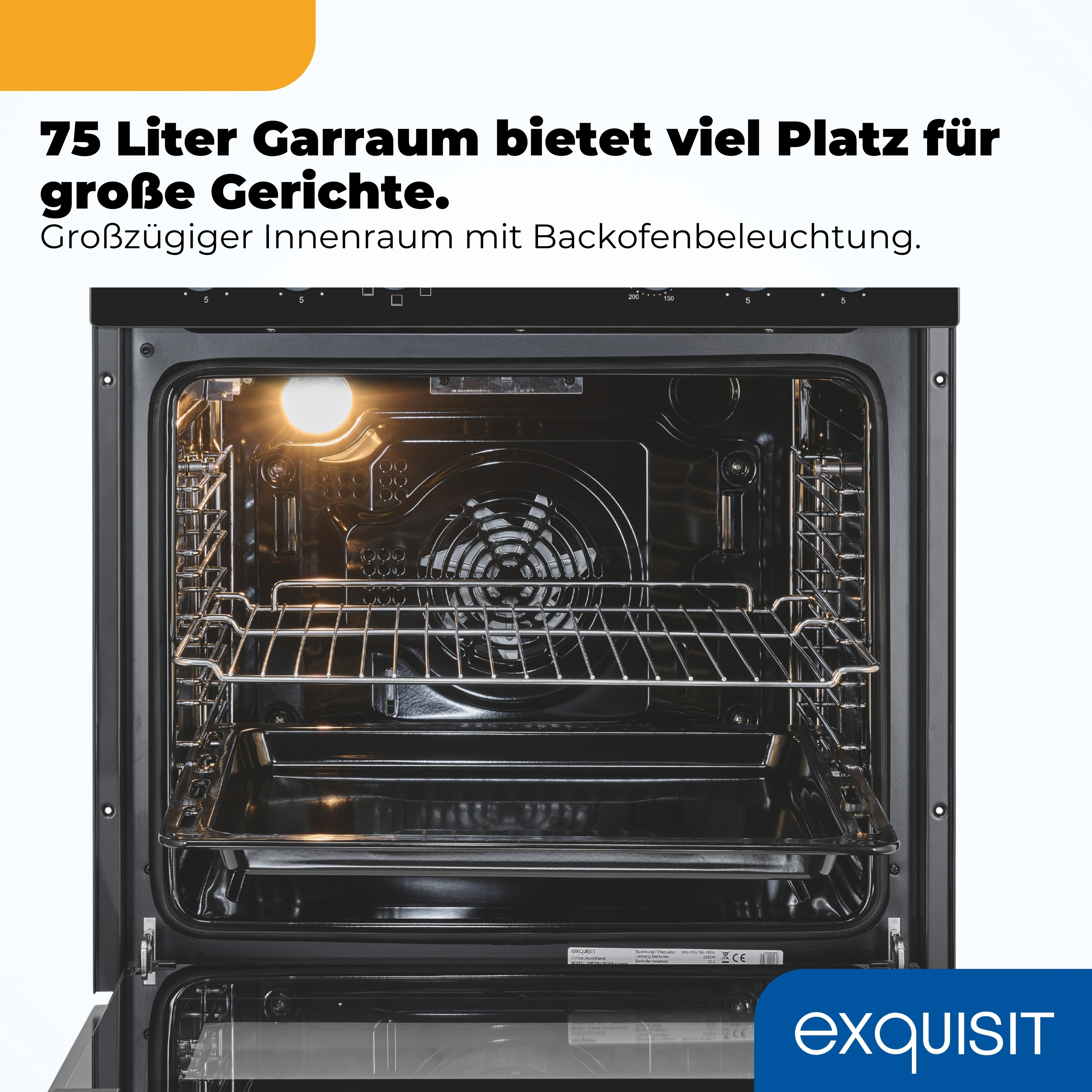 Ein offener Einbauofen mit Grillrost und Backblech, beleuchtet.