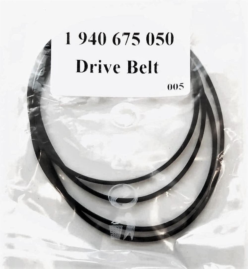 Czarny pasek napędowy w przezroczystym opakowaniu z etykietą.