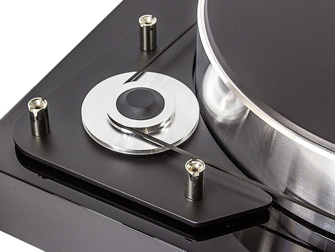 Czarny gramofon z srebrnym talerzem i czarnym paskiem.