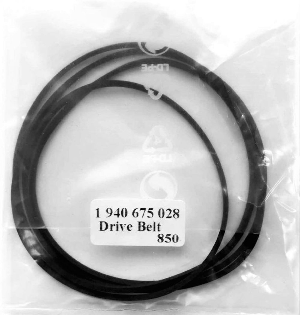 Czarny pasek napędowy w woreczku foliowym z etykietą.