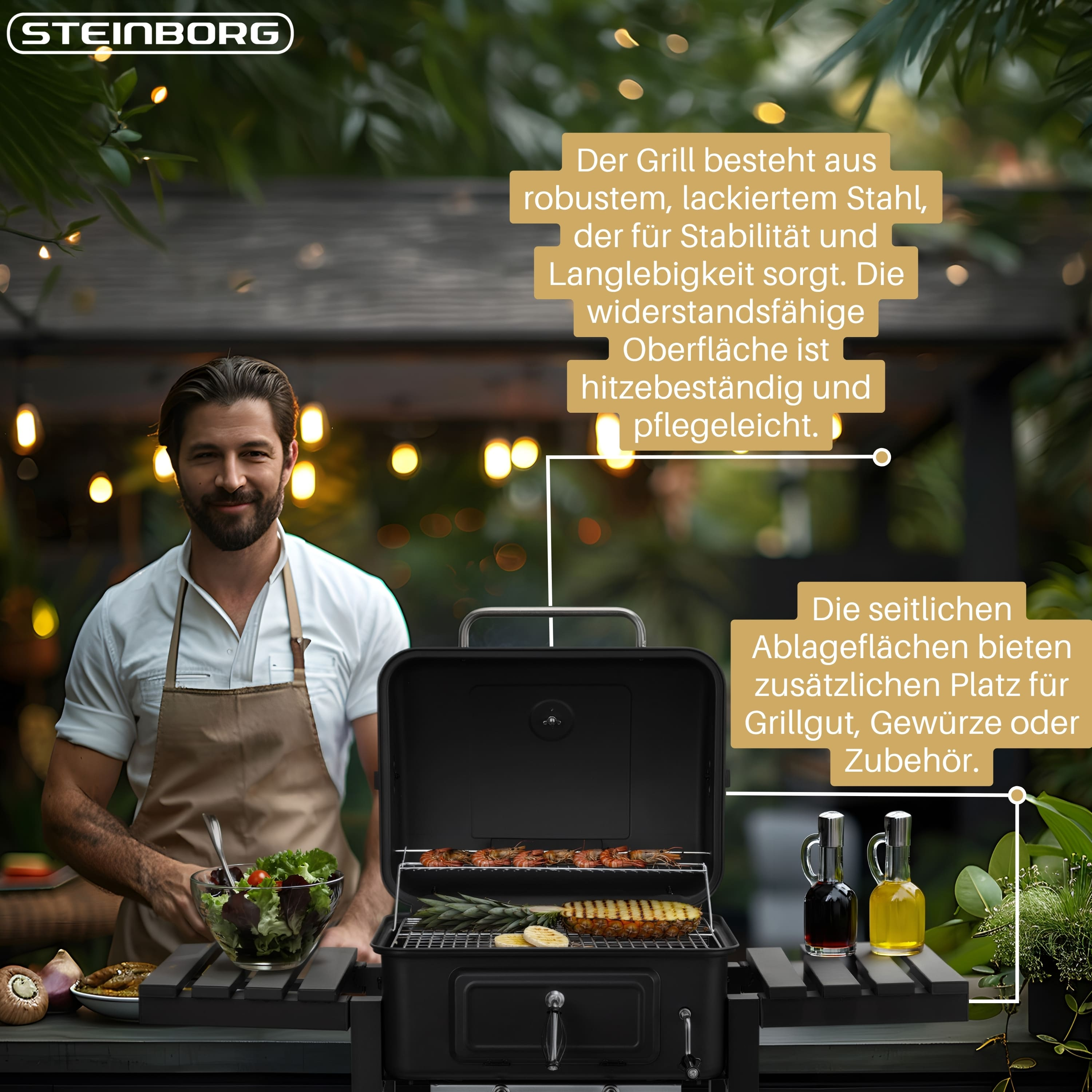 Ein Mann mit Schürze präsentiert einen Grill mit Grillgut, Beilagen und Gewürzen.
