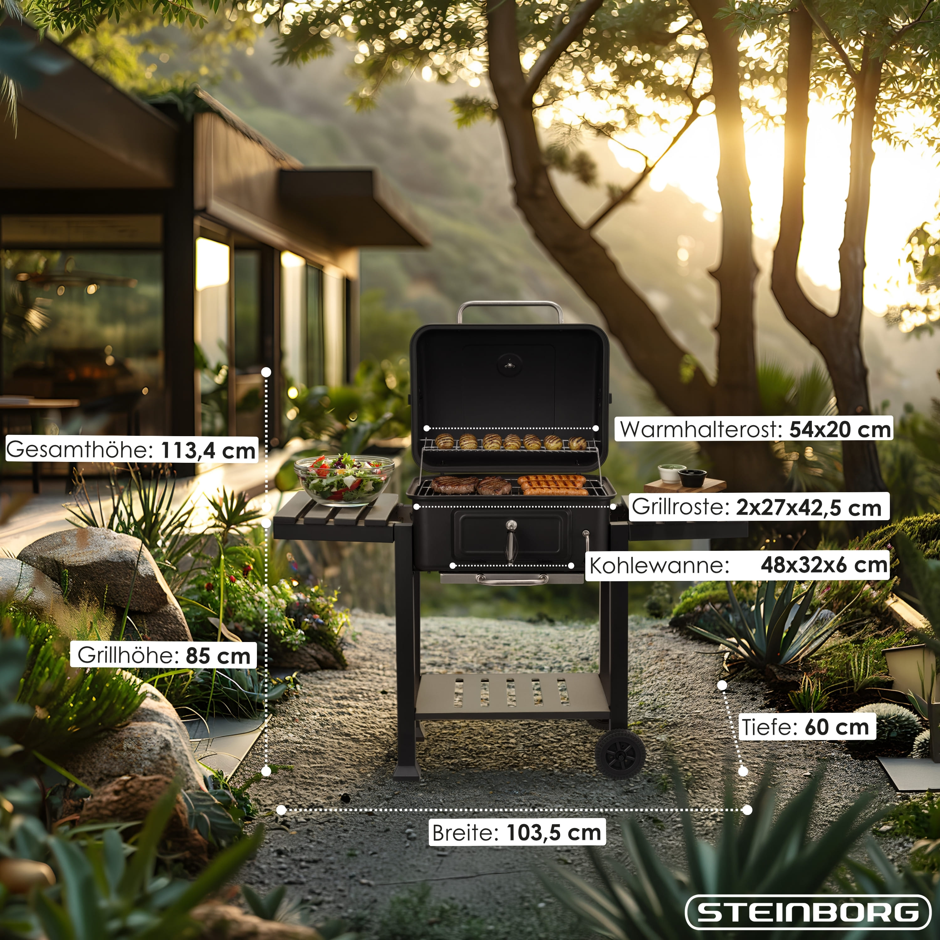Ein schwarzer Grill mit Essen und Salat, draußen im Sonnenuntergang.