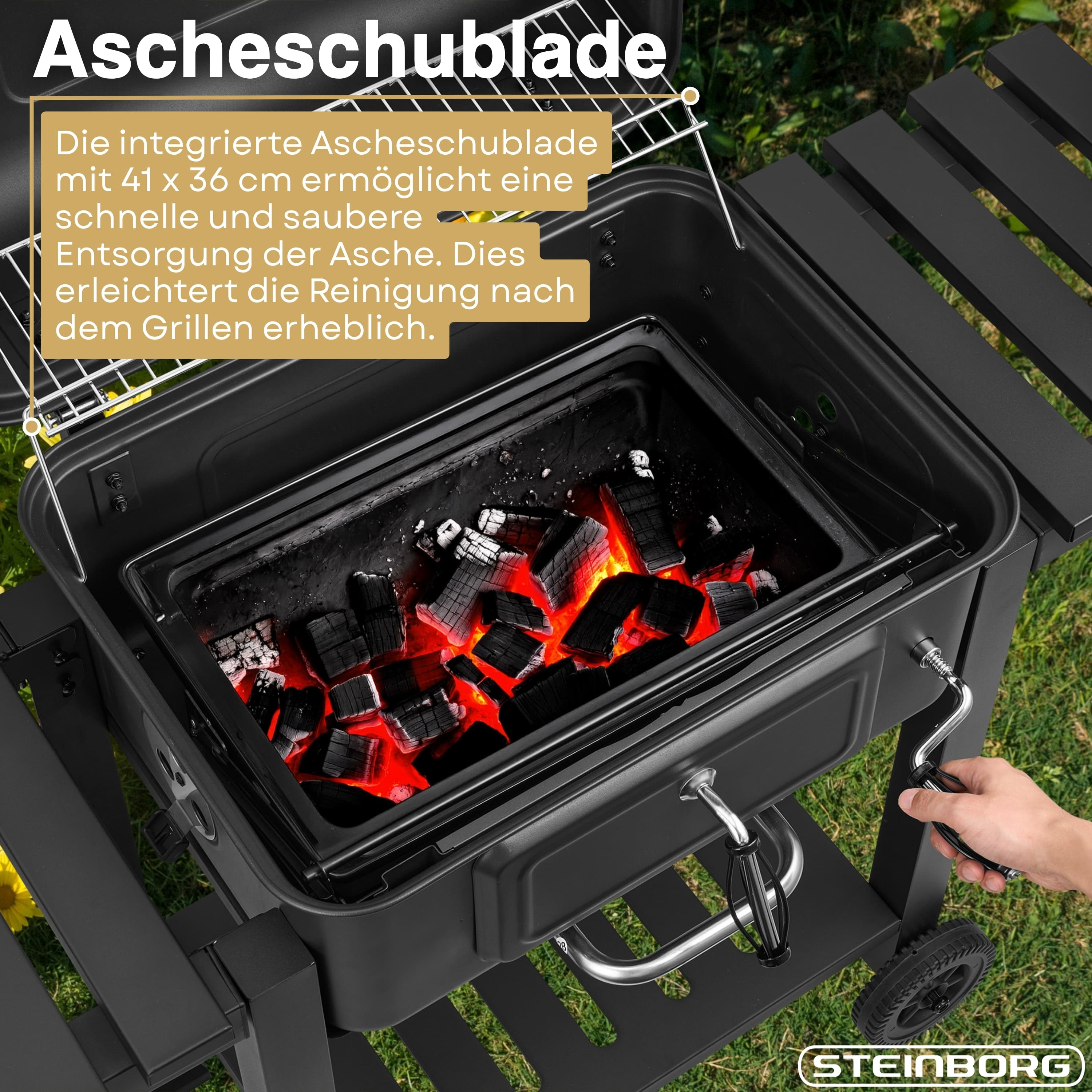 Ein schwarzer Grill mit glühenden Kohlen und einer herausziehbaren Ascheschublade.