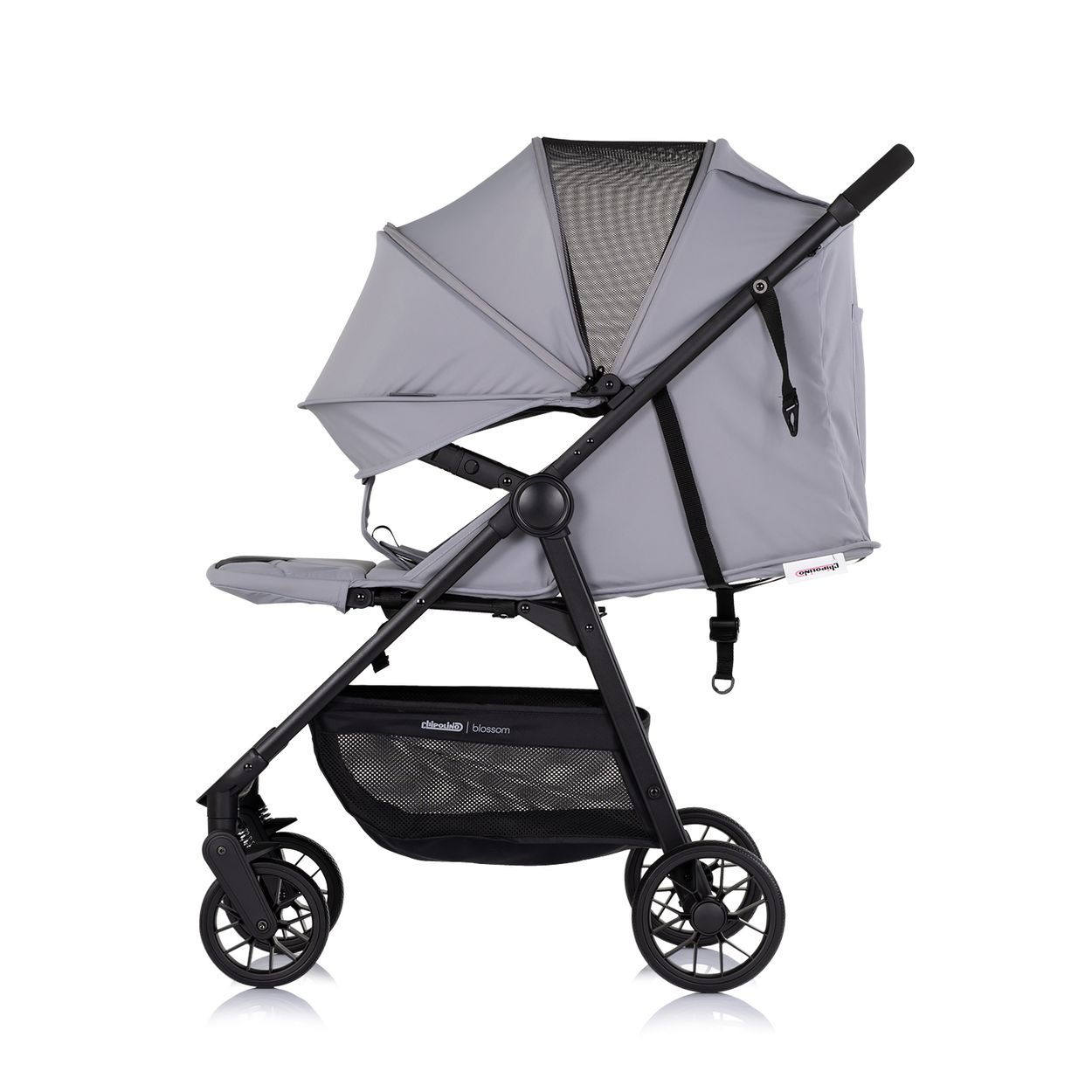 Ein grauer Kinderwagen mit schwarzem Korb und Rädern, von der Seite auf weißem Grund.