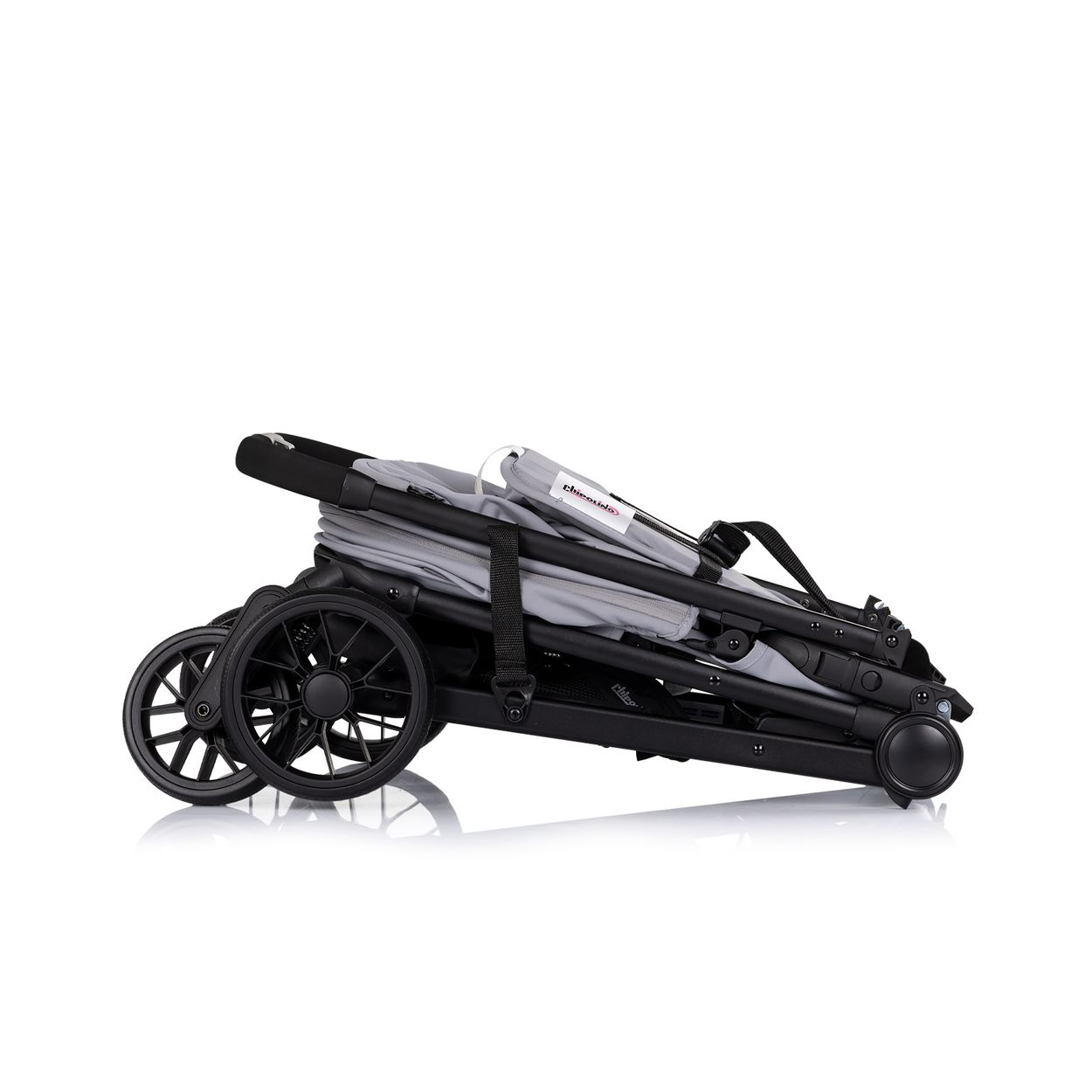 Ein zusammengeklappter grauer Kinderwagen mit schwarzen Rädern auf weißem Hintergrund.
