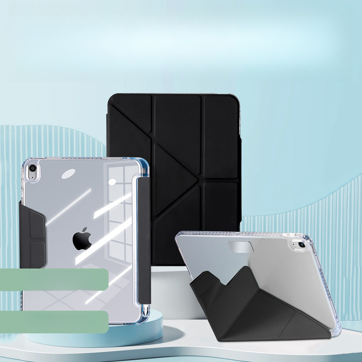 Drei Tablet-Schutzhüllen auf einem hellblauen Hintergrund. Eine transparente Hülle mit schwarzem Rand, eine schwarze Hülle und eine transparente Hülle.