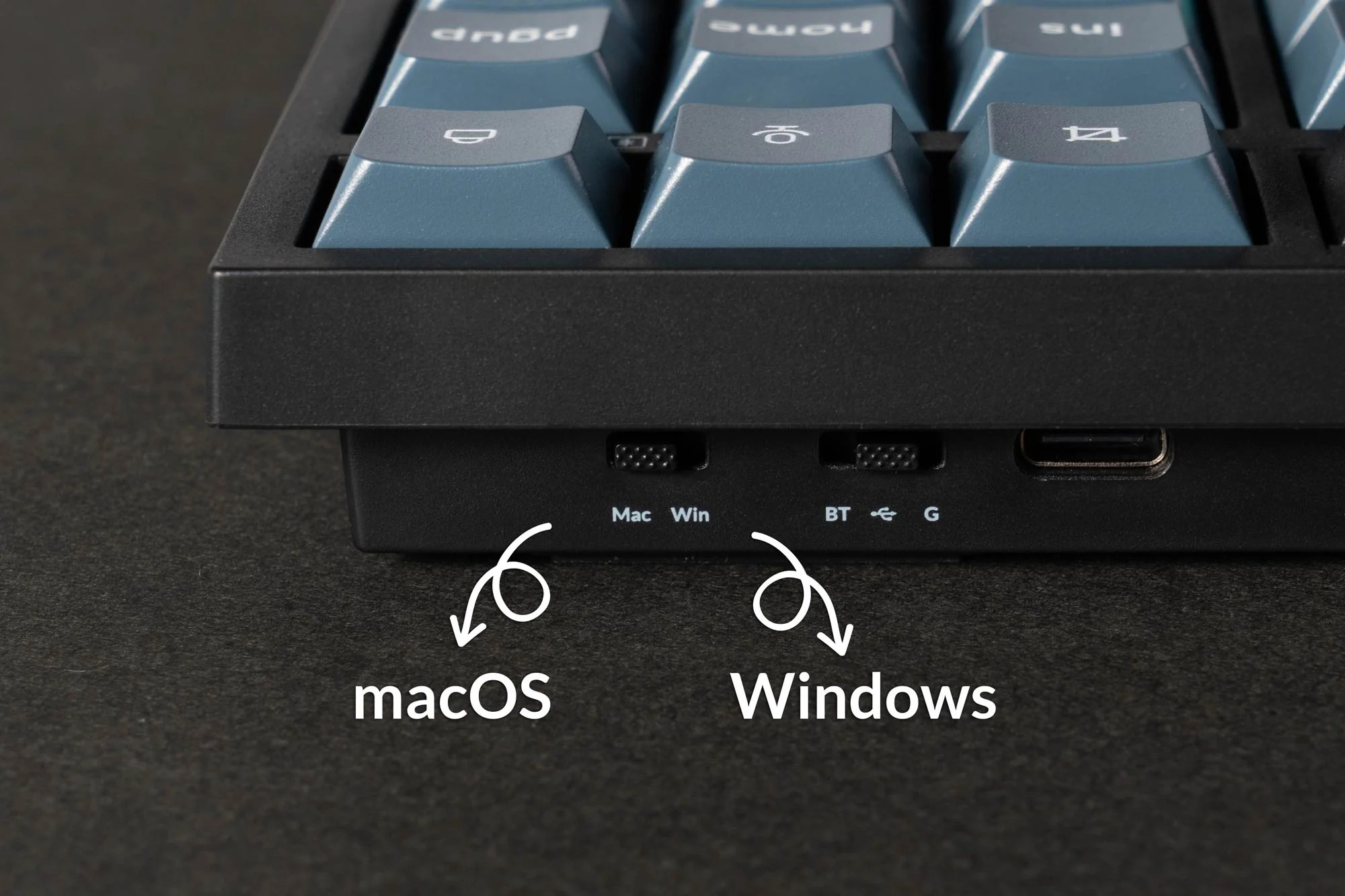 Zbliżenie klawiatury pokazujące przełączniki trybu Mac i Windows.