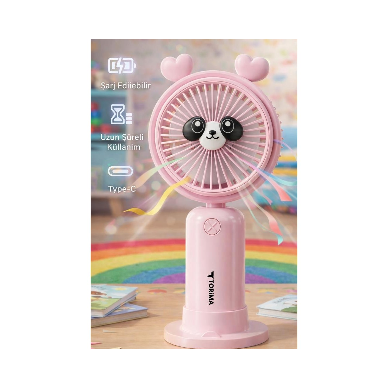 Kalp kulaklı pembe panda fan masanın üzerinde duruyor.