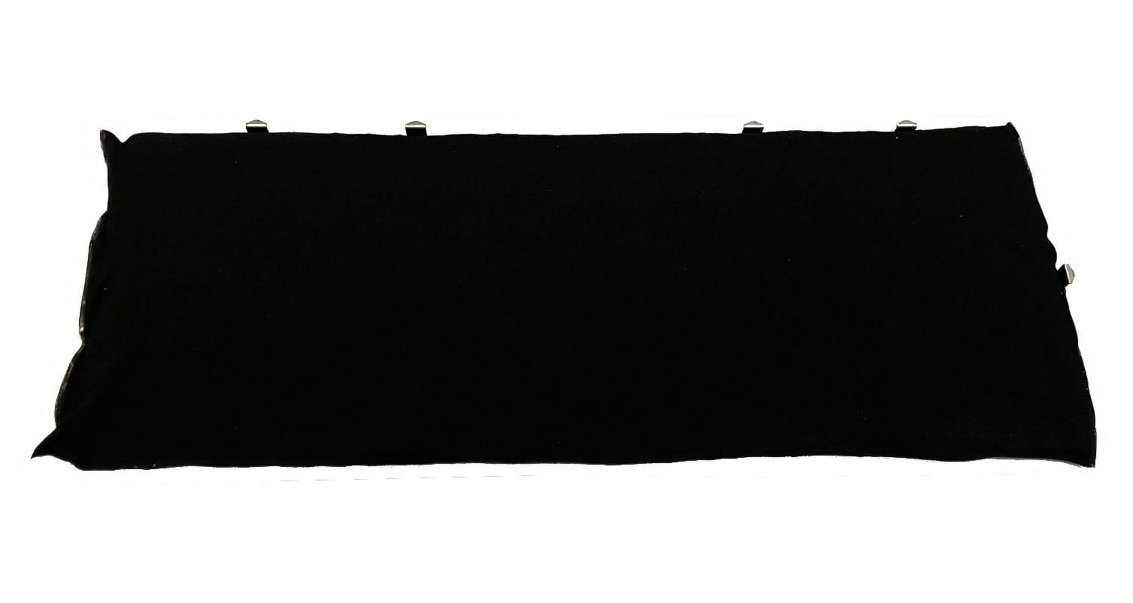 Schwarzes Tuch mit silbernen Klammern oben