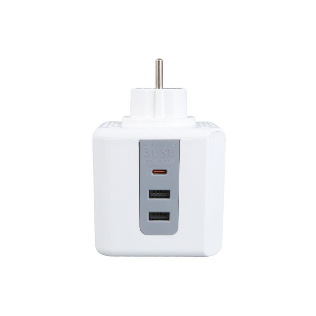 Tek bir fişli, 3 USB bağlantı noktasına sahip beyaz seyahat adaptörü.