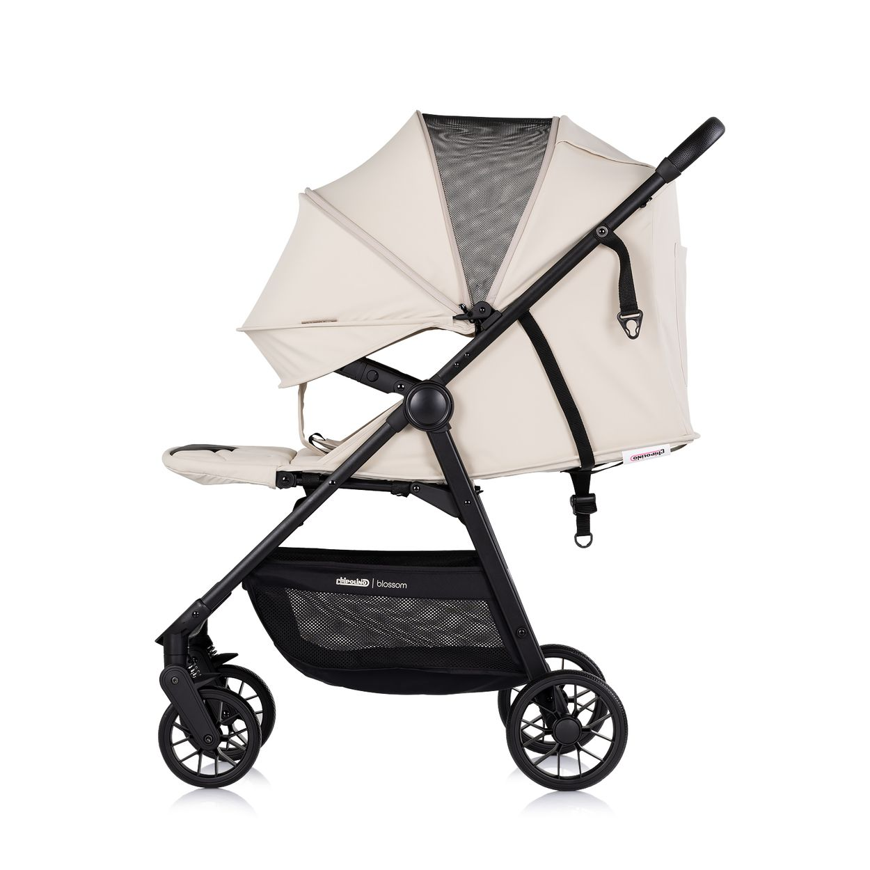 Ein beiger Kinderwagen mit schwarzem Rahmen und Netzverdeck auf weißem Hintergrund.