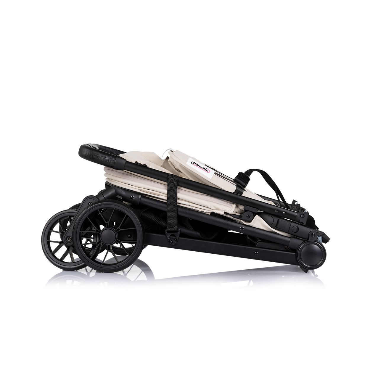Ein zusammengeklappter beiger Kinderwagen mit schwarzem Rahmen und Rädern, auf weißem Hintergrund.