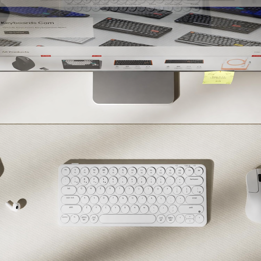 Biała bezprzewodowa klawiatura i mysz leżą na teksturowanej powierzchni.