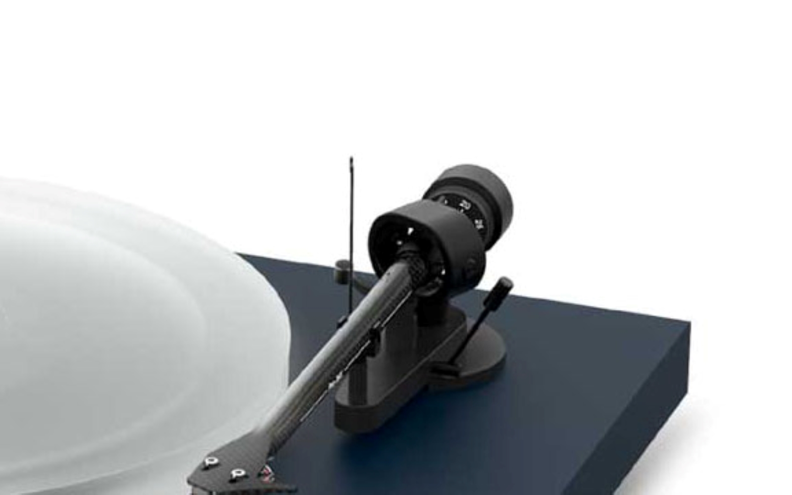 Czarny ramię gramofonu z białym talerzem na ciemnoniebieskiej podstawie.