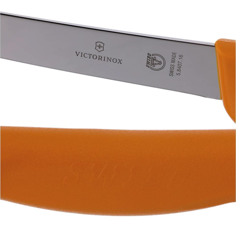 Victorinox logolu bıçak ağzı ve turuncu sap yakın çekim.