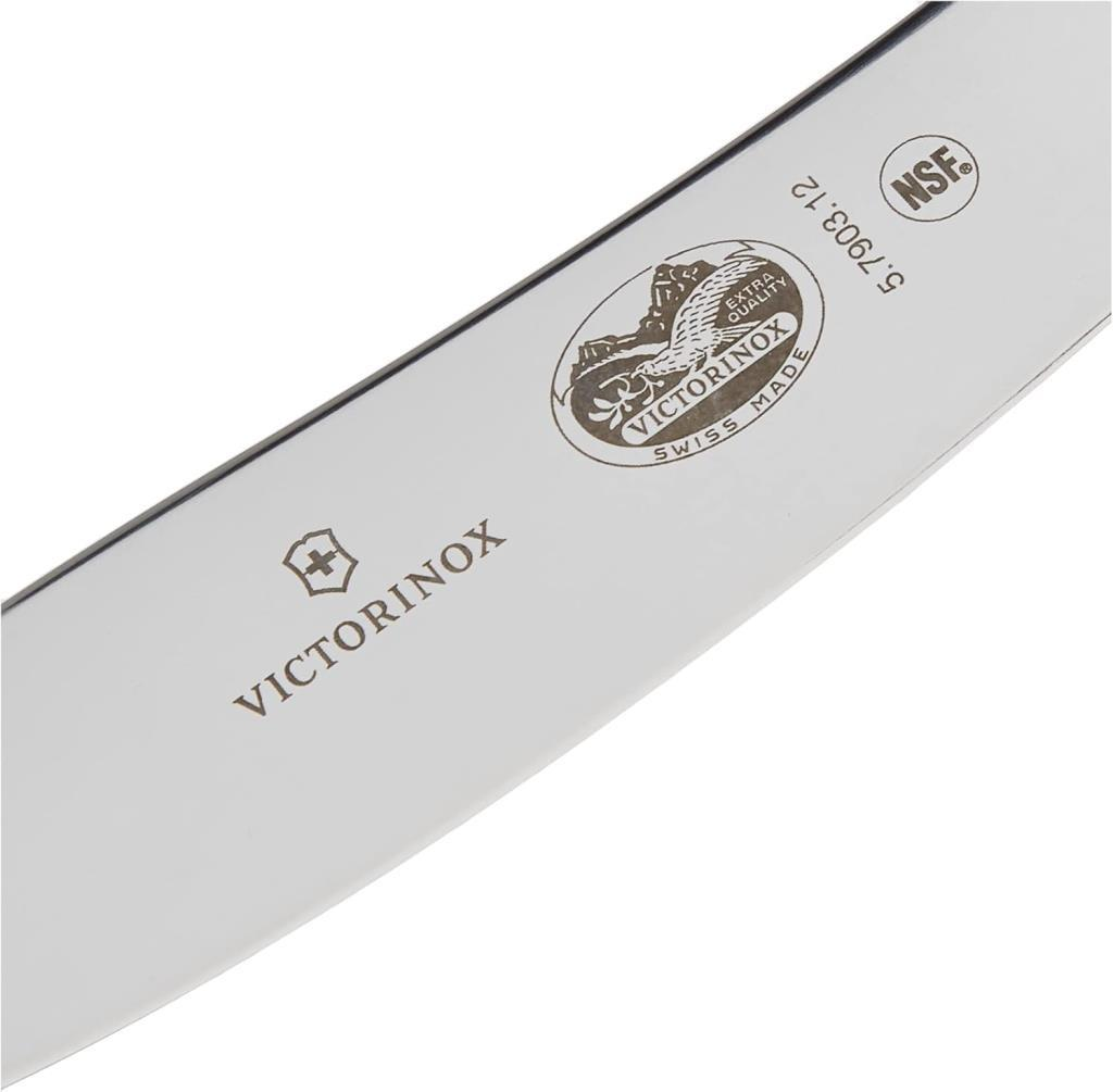 Logolu parlak bir Victorinox İsviçre çakısı bıçağının yakın çekimi.