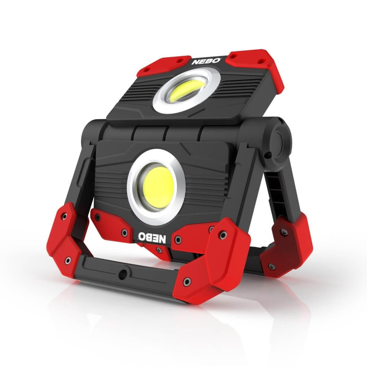 Une lampe de travail portable Nebo avec deux lumières rondes et des pieds de support rouges.