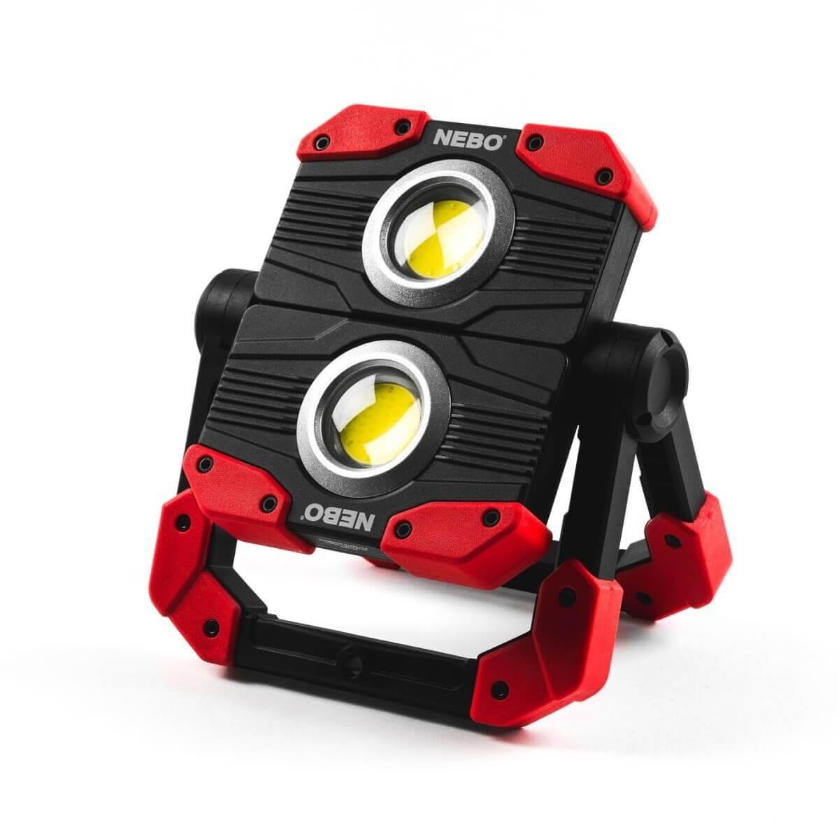 Une lampe de travail NEBO noire et rouge avec deux lumières LED vives est sur fond blanc.